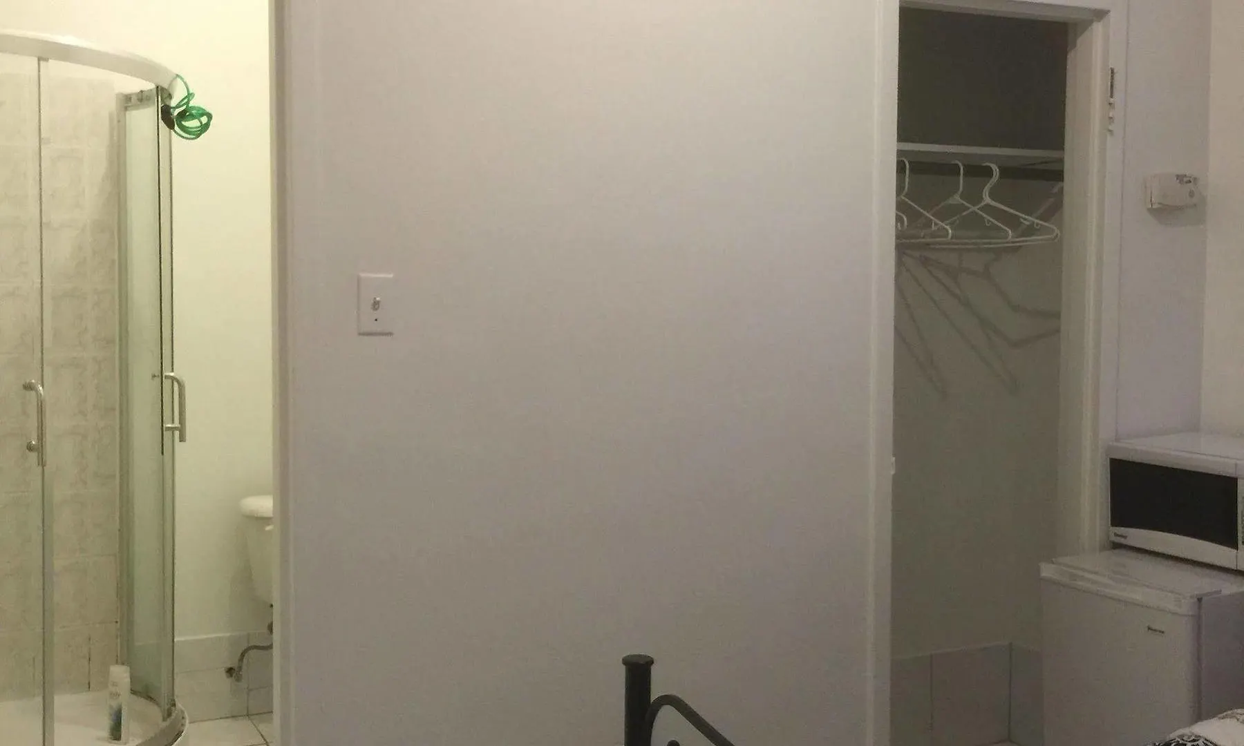 University Apartment Toronto Guest house