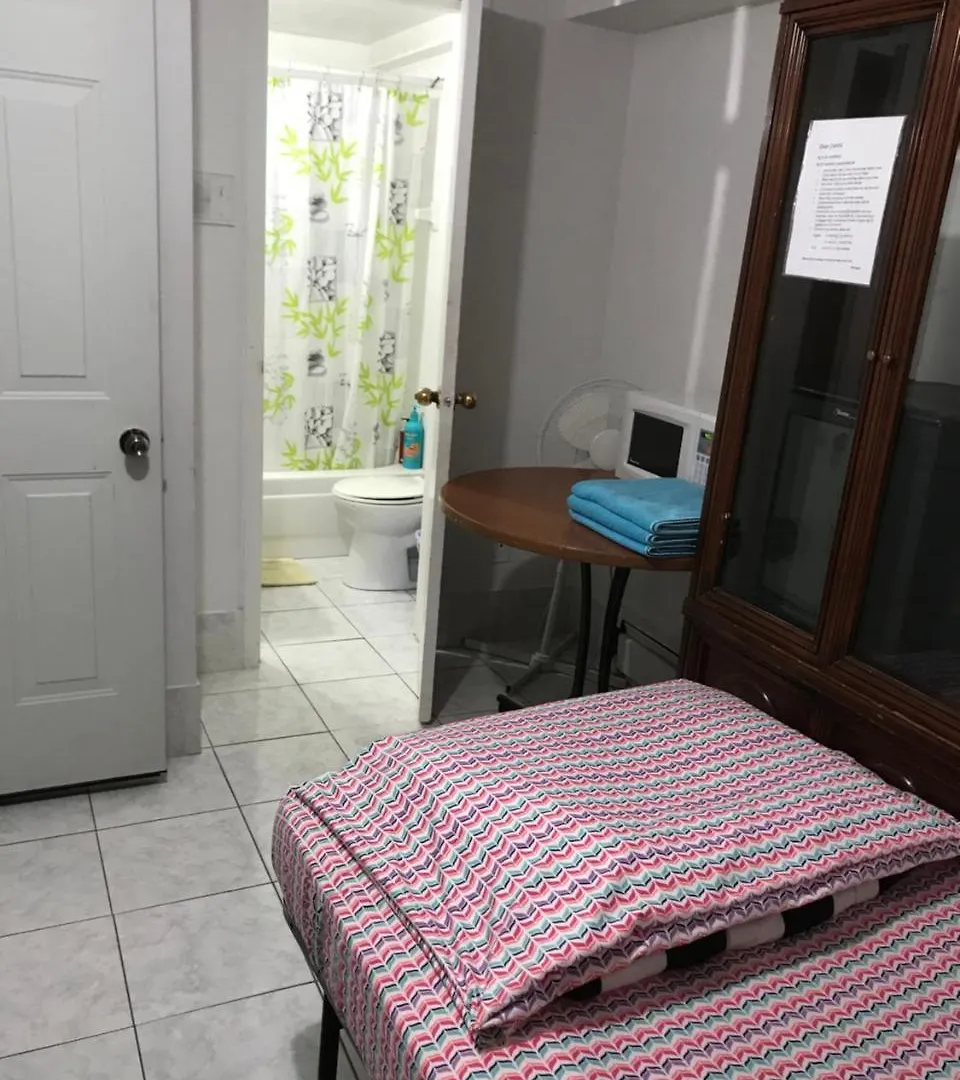 University Apartment Toronto Guest house